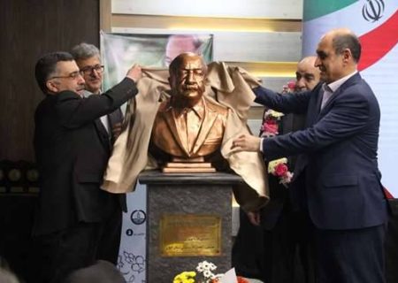 تندیس پروفسور احمدرضا دهپور در دانشکده داروسازی رشت رونمایی شد