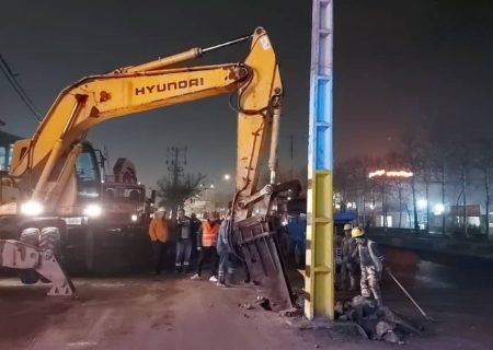 عملیات شبانه كاركنان توزیع برق گیلان برای ایمن‌سازی معبر كنارگذر میدان امام حسین (ع) رشت