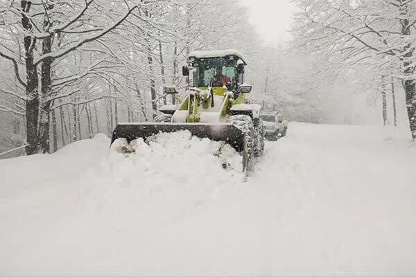 بارش برف شدید در ۶ محور گیلان؛ تردد جریان دارد