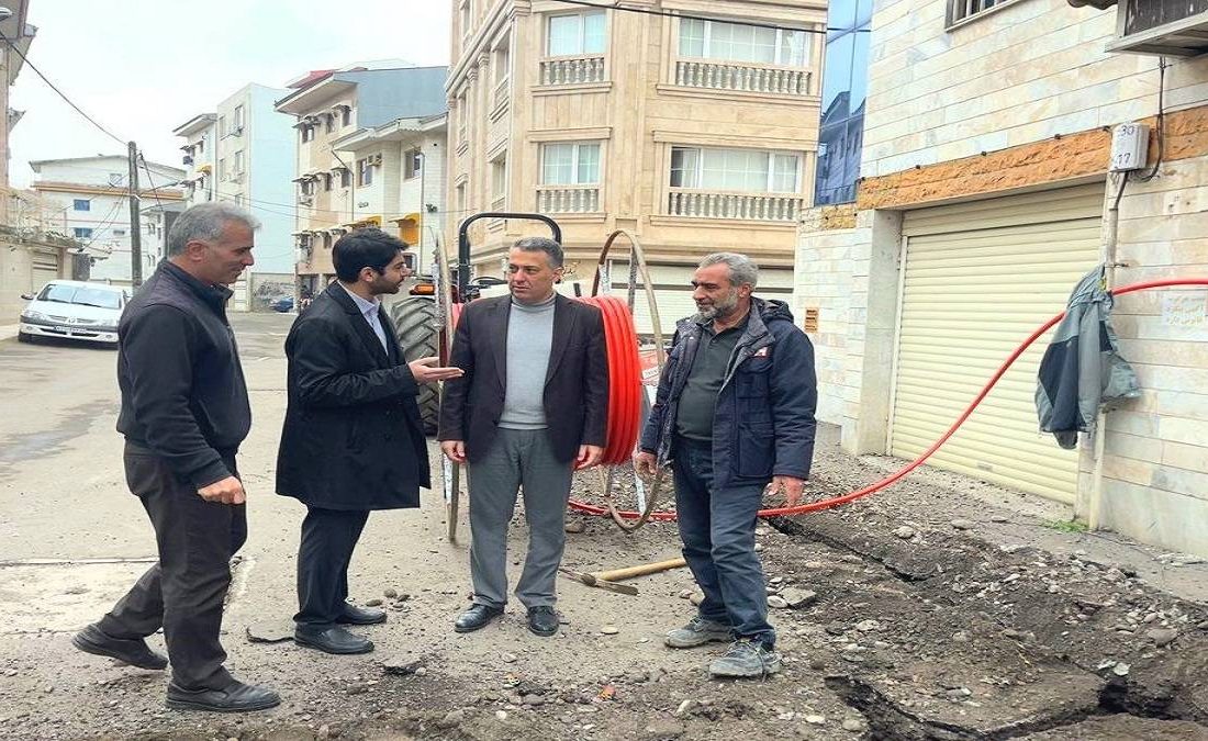 اجرای طرح ملی برگردان شبکه مسی به فیبرنوری بلوار شهید رجایی در مرکز میرزاکوچک رشت