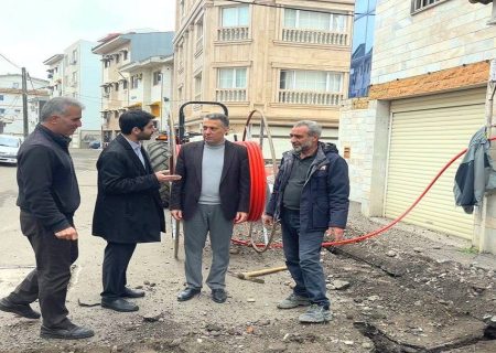 اجرای طرح ملی برگردان شبکه مسی به فیبرنوری بلوار شهید رجایی در مرکز میرزاکوچک رشت