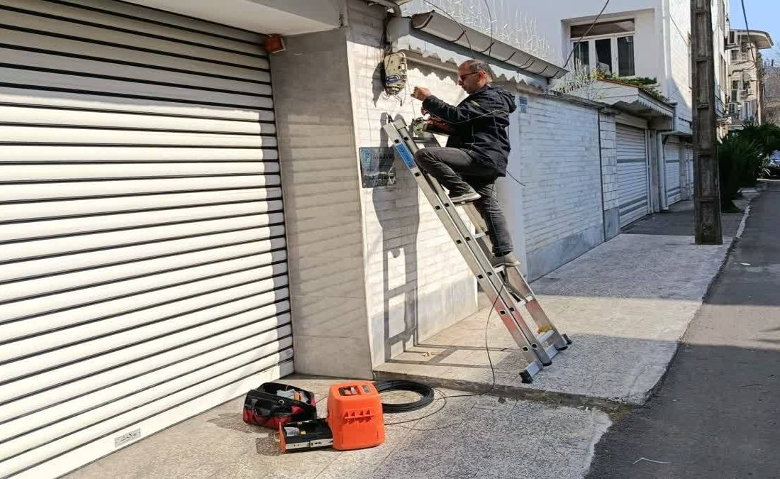 عملیات بازسازی شبکه فیبرنوری خیابان ۱۶۵ بلوار گیلان در مرکز مخابرات شهید محبی رشت