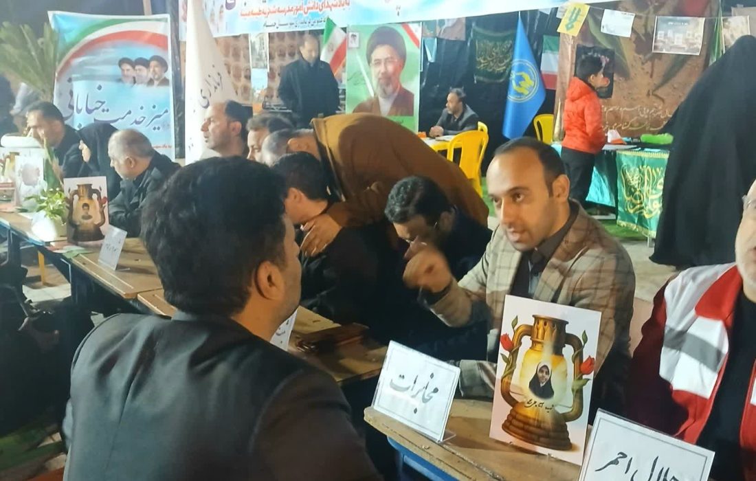 همزمان با چهلمین شب ایستادگی، میز خدمت خیابانی اداره مخابرات شهرستان خمام