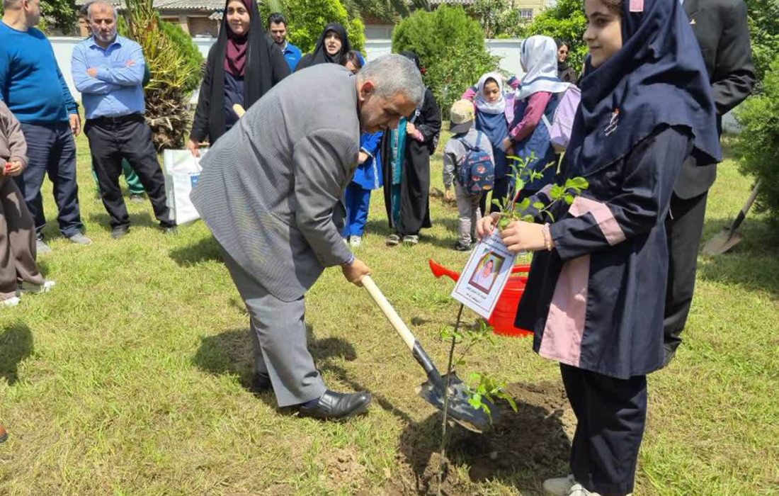 کاشت «نهال امید» در شرکت گاز گیلان به یاد دختران شهید میناب در روز زمین پاک