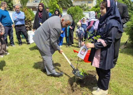 کاشت «نهال امید» در شرکت گاز گیلان به یاد دختران شهید میناب در روز زمین پاک