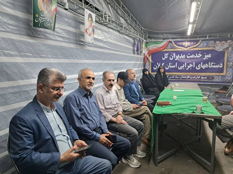 برپایی میز ارتباطات مردمی (میزخدمت) اداره کل بیمه سلامت گیلان در میدان شهدای ذهاب رشت
