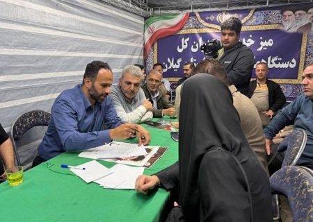 میز خدمت شهرداری و شورای اسلامی شهر رشت در پیاده راه فرهنگی شهدای ذهاب برگزار شد