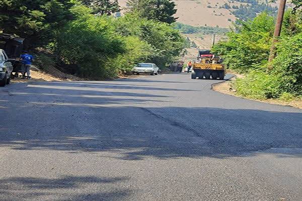 عملیات آسفالت ریزی در راههای روستایی سیاهکل و رودبار آغاز شد